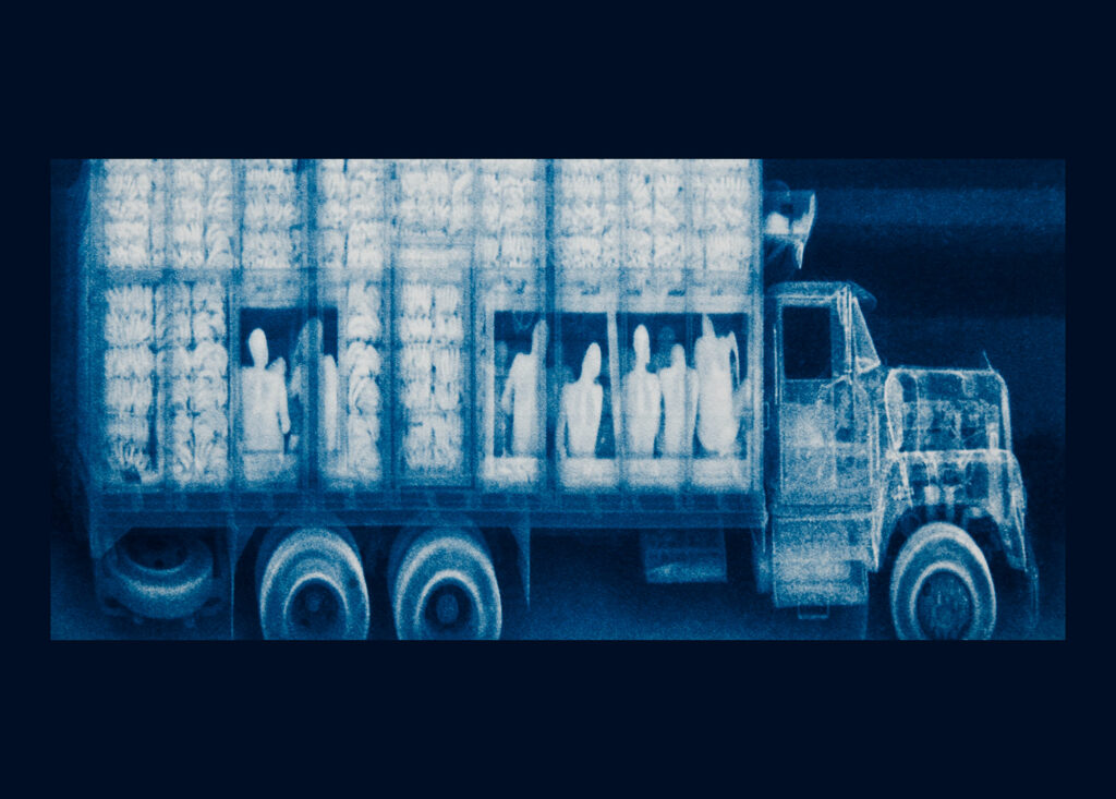 Röntgenkuva kuorma-autosta, jonka sisällä istuu ihmisiä.