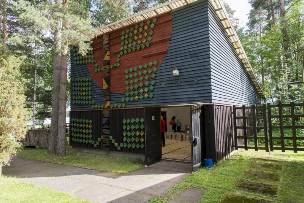 Kuution muotoinen lautarakenus.