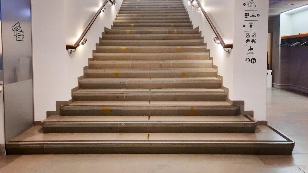 Kuva kiviportaista, joiden alimmat askeleet ovat leveitä.