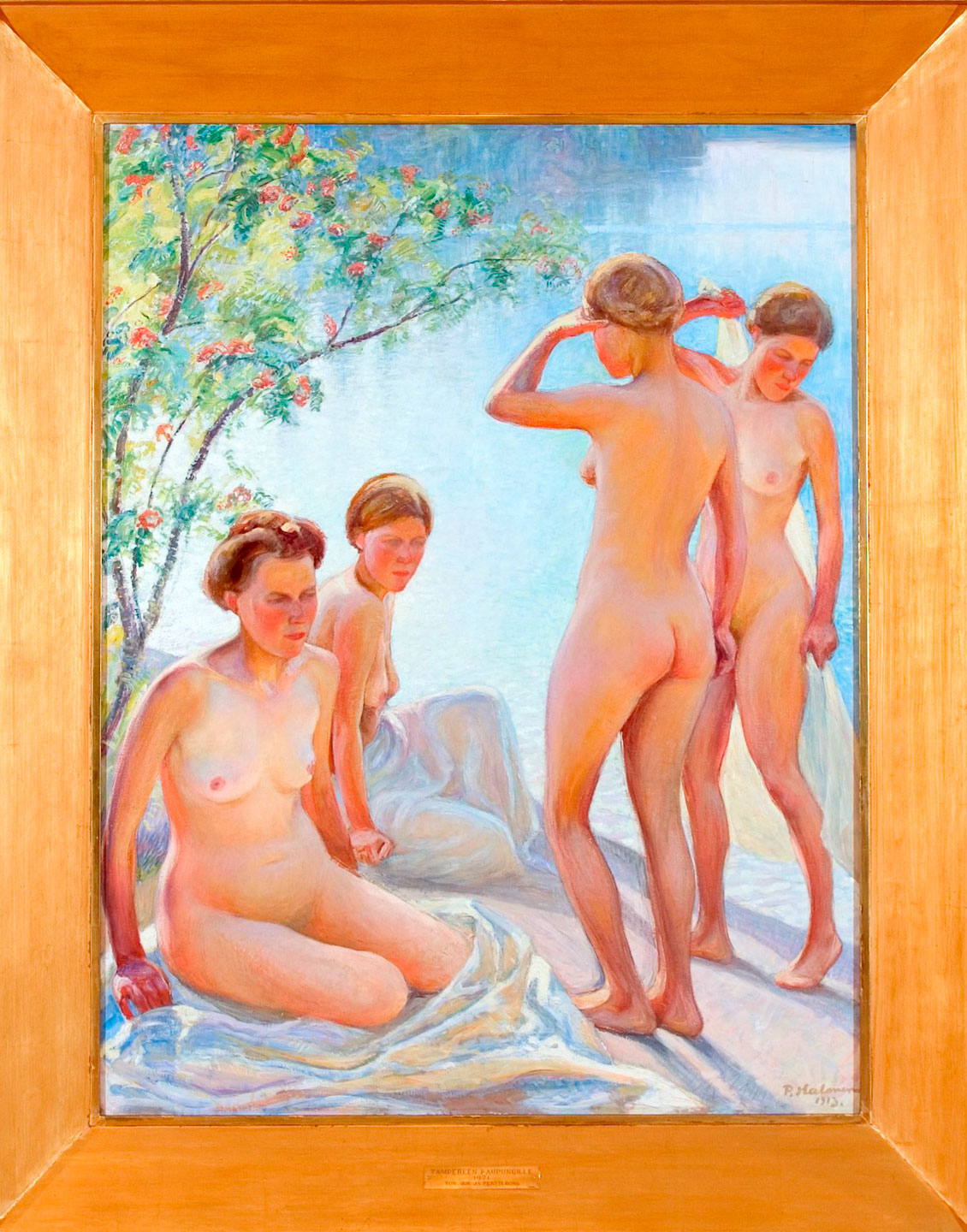 Neljä alastonta nuorta naista paistattelee auringossa kalliolla seisten.