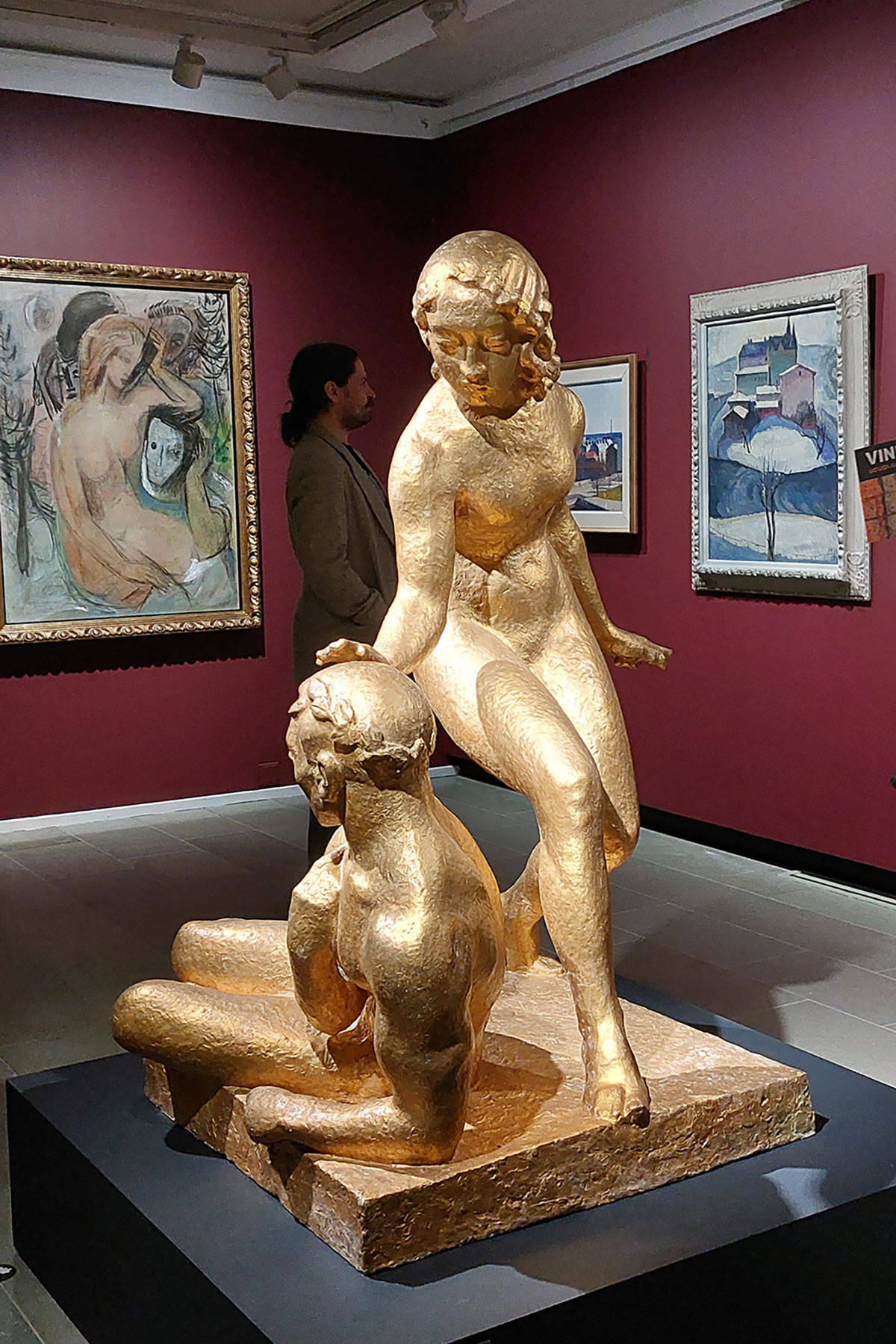 Kultainen iso veistos.