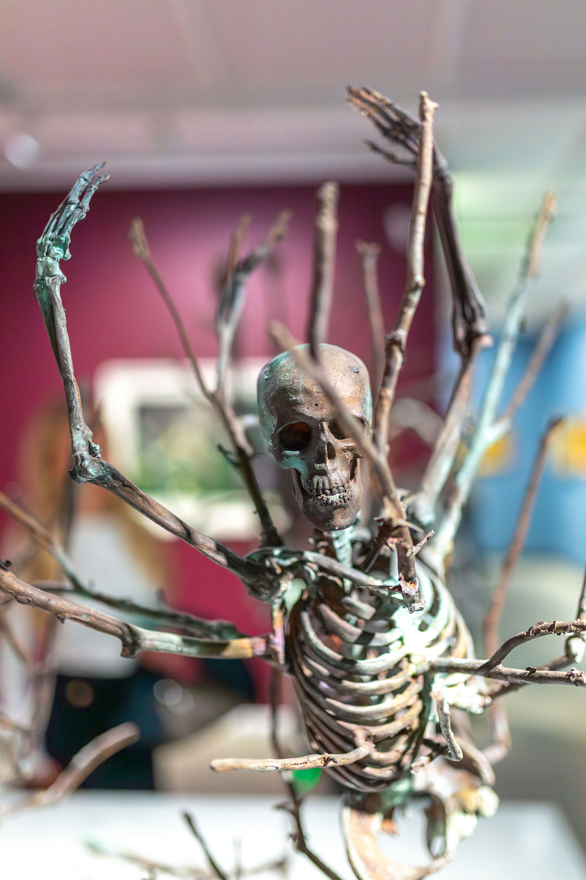 Luurankoa esittävä veistos.